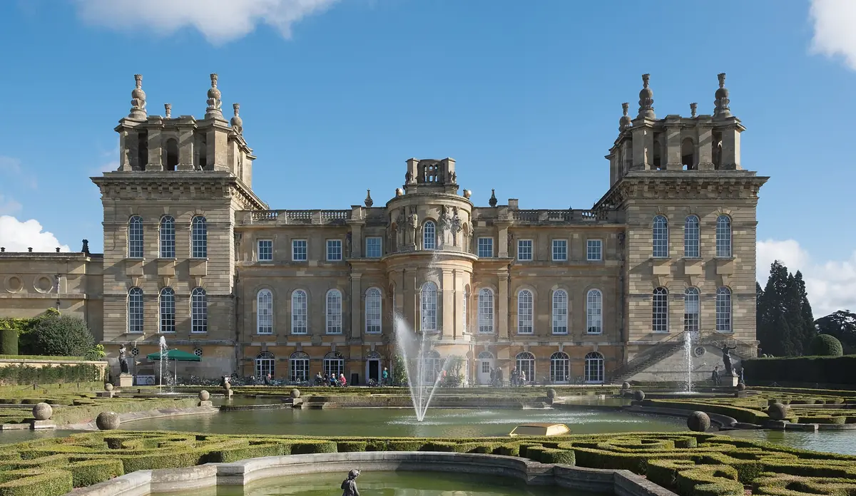 Blenheim Palace visto dalle terrazze d’acqua