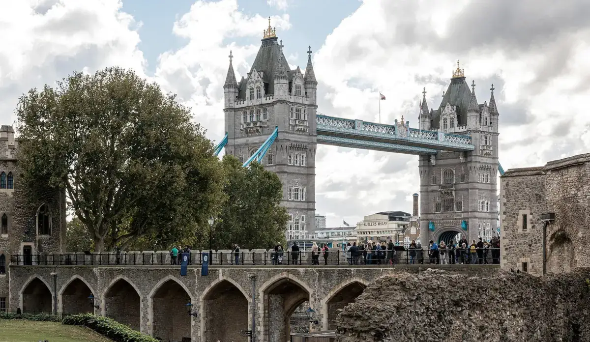 Il Tower Bridge visto dalle mura della Torre di Londra