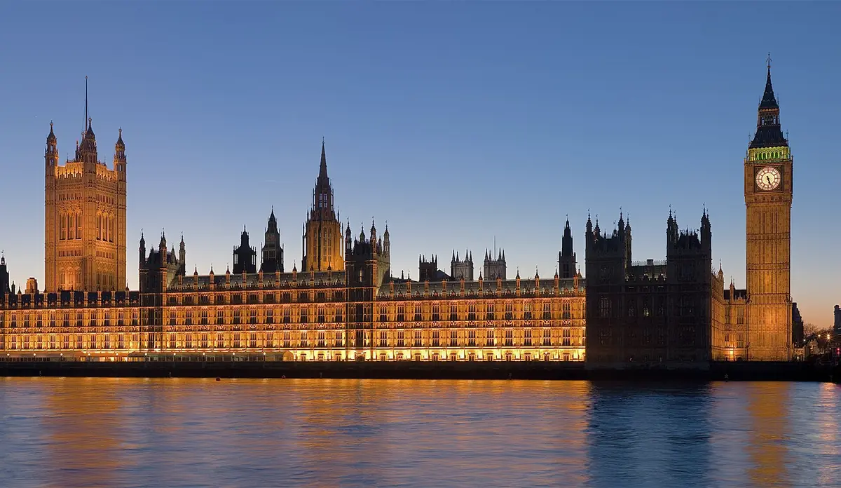 Il Palazzo di Westminster e il Big Ben sul Tamigi al tramonto